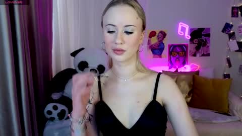 Snapshot of beauty_sashaxx chatting on 05-20-26, 02:23 beauty Sasha online show from 05-20-26, 02:23