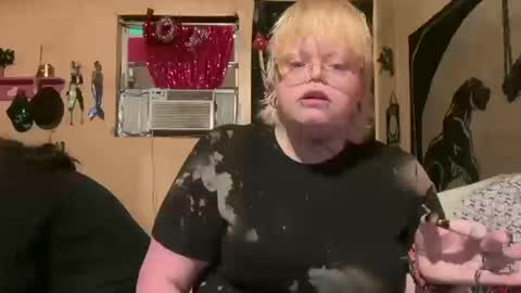 Snapshot of beccagreene9151514 chatting on 10-12-25, 02:32 JohnJaneQPublic online show from 10-12-25, 02:32