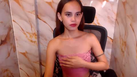 Snapshot of beccamiller22 chatting on 05-15-26, 11:23 becca online show from 05-15-26, 11:23