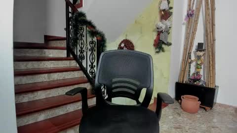 independent model online show from 12-18-25, 05:46