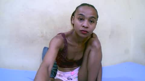 Snapshot of bella193999 chatting on 11-14-25, 02:05 bella193999 online show from 11-14-25, 02:05