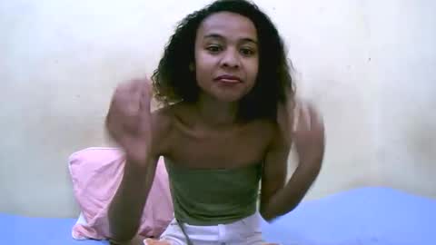 Snapshot of bella193999 chatting on 11-22-25, 05:56 bella193999 online show from 11-22-25, 05:56