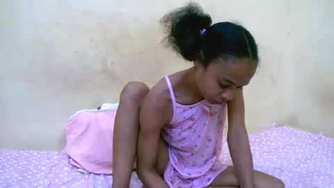 Snapshot of bella193999 chatting on 12-17-25, 08:04 bella193999 online show from 12-17-25, 08:04