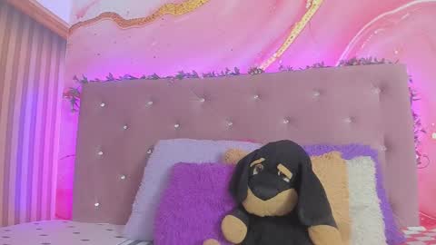 Snapshot of bella__sweets chatting on 01-16-26, 10:41 Melanie online show from 01-16-26, 10:41