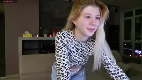 Snapshot of bella_amoury chatting on 03-10-25, 06:12 Bella online show from 03-10-25, 06:12