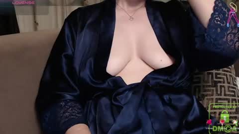 Snapshot of bella_antoniaxo chatting on 06-16-26, 08:28 Antonia online show from 06-16-26, 08:28