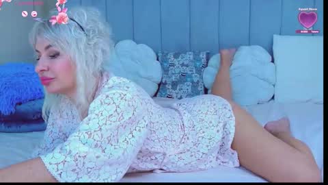 Snapshot of bella_barby chatting on 11-27-25, 07:43 Bella online show from 11-27-25, 07:43