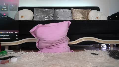 Snapshot of bella_blonda chatting on 12-17-24, 10:43 Emma Bella online show from 12-17-24, 10:43