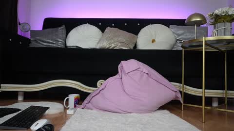 Snapshot of bella_blonda chatting on 02-28-25, 11:34 Emma Bella online show from 02-28-25, 11:34