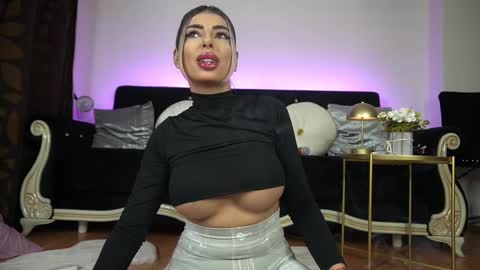 Snapshot of bella_blonda chatting on 03-02-25, 09:32 Emma Bella online show from 03-02-25, 09:32