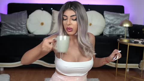 Snapshot of bella_blonda chatting on 03-09-25, 07:37 Emma Bella online show from 03-09-25, 07:37