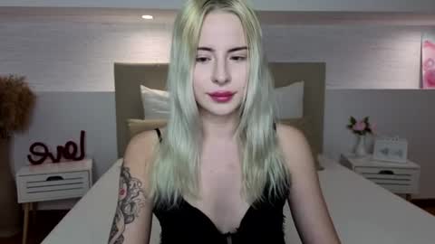 Snapshot of bella_crazyy chatting on 06-17-26, 09:27 Bella online show from 06-17-26, 09:27