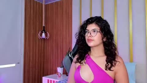Snapshot of bella_cuttee chatting on 06-23-26, 06:28 B E L L A online show from 06-23-26, 06:28