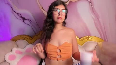Snapshot of bella_cuttee chatting on 07-31-26, 07:02 B E L L A online show from 07-31-26, 07:02