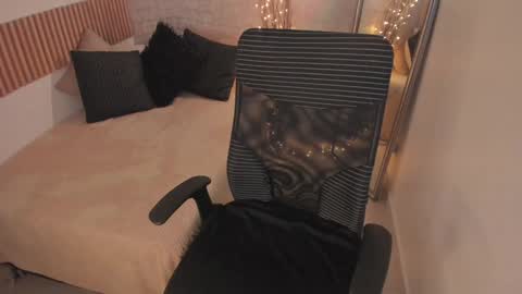 Snapshot of bella_desi chatting on 01-10-25, 12:15 Dessi online show from 01-10-25, 12:15