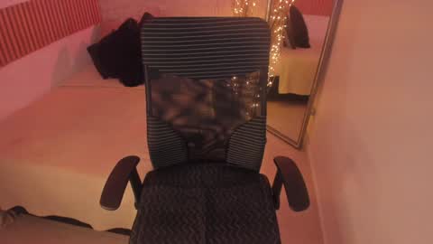 Snapshot of bella_desi chatting on 01-25-25, 12:47 Dessi online show from 01-25-25, 12:47