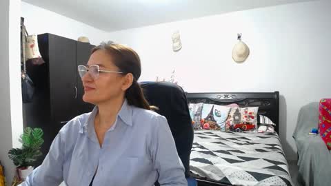 Snapshot of bella_ghisell chatting on 02-06-25, 04:10 Bella online show from 02-06-25, 04:10