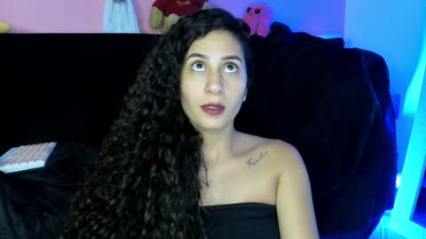 Bella Ponce  online show from 10-29-25, 12:35