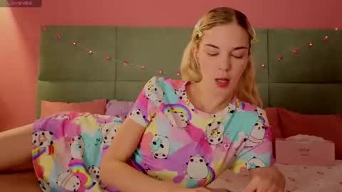 Snapshot of bella_stewarttt chatting on 06-22-26, 01:29 Bella NEW ROOM online show from 06-22-26, 01:29