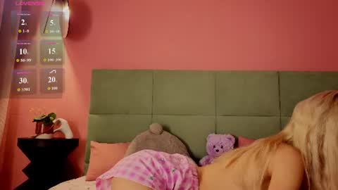 Snapshot of bella_stewarttt chatting on 06-28-26, 01:22 Bella NEW ROOM online show from 06-28-26, 01:22