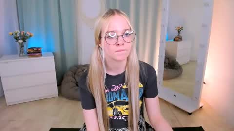 Snapshot of bellamontgomery chatting on 05-17-26, 09:22 Bella online show from 05-17-26, 09:22