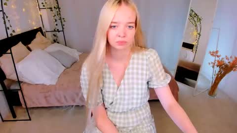 Snapshot of bellamontgomery chatting on 05-19-26, 10:05 Bella online show from 05-19-26, 10:05