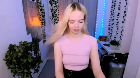 Snapshot of bellamontgomery chatting on 06-07-26, 10:24 Bella online show from 06-07-26, 10:24