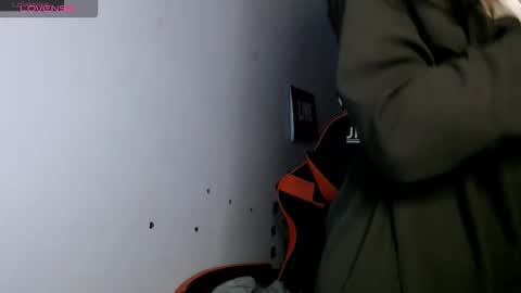 bellaqueen0701 online show from 12-15-25, 10:58