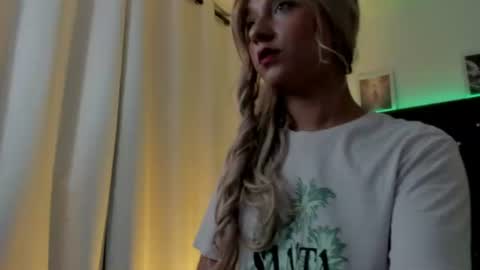 Snapshot of bellaroge chatting on 06-15-26, 05:31 bellaroge online show from 06-15-26, 05:31
