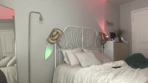 Snapshot of bellaxxboo chatting on 09-10-25, 11:27 Bella Rose online show from 09-10-25, 11:27