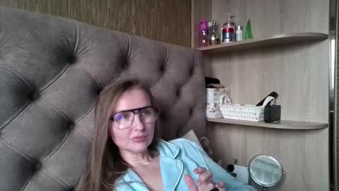 Amelia online show from 11-23-25, 12:16