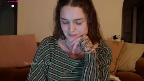 Snapshot of bellebabyboo chatting on 06-18-26, 01:26 BELLE online show from 06-18-26, 01:26