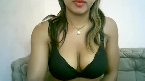 Snapshot of bellibellah chatting on 05-17-26, 11:28 BelliBellah online show from 05-17-26, 11:28