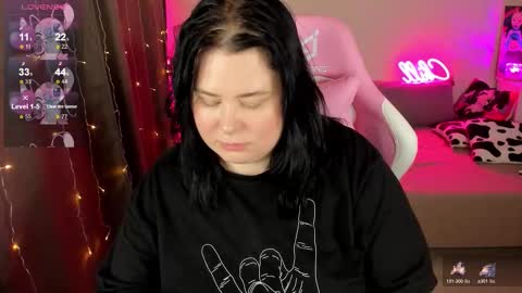 LinaBoo online show from 11-17-25, 05:52