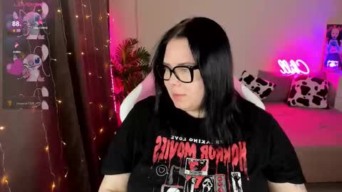 LinaBoo online show from 11-18-25, 06:23