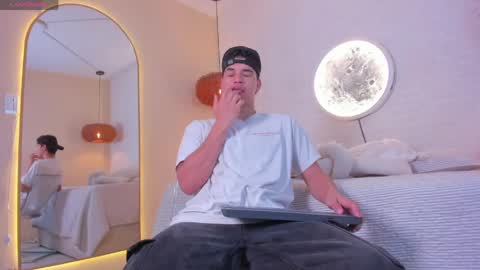 Snapshot of benjamin_more chatting on 06-09-26, 02:45 BENJAMIN online show from 06-09-26, 02:45