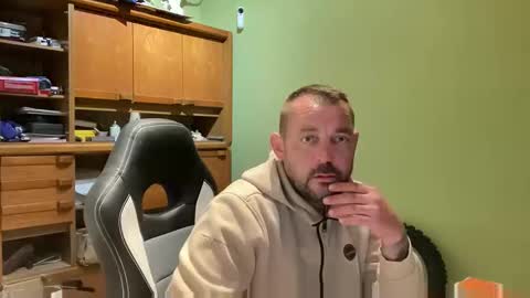 Snapshot of benochau chatting on 04-28-26, 02:49 benochau online show from 04-28-26, 02:49