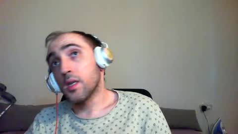 Snapshot of bentish chatting on 06-17-26, 02:07 bentish online show from 06-17-26, 02:07