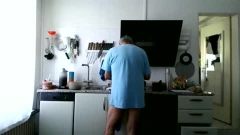 Snapshot of berg_boy chatting on 05-25-26, 06:19 Martin online show from 05-25-26, 06:19