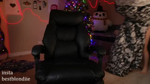 Snapshot of bestblondiiecb chatting on 12-24-24, 08:27 Chloe Next stream on Friday online show from 12-24-24, 08:27
