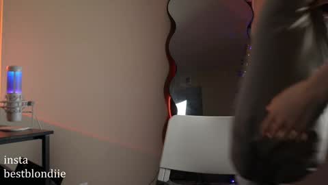 Snapshot of bestblondiiecb chatting on 01-10-25, 02:25 Chloe Next stream on Friday online show from 01-10-25, 02:25