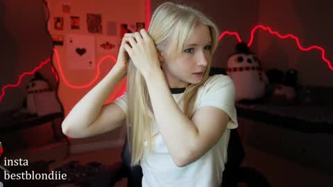 Snapshot of bestblondiiecb chatting on 01-17-25, 05:19 Chloe Next stream on Friday online show from 01-17-25, 05:19