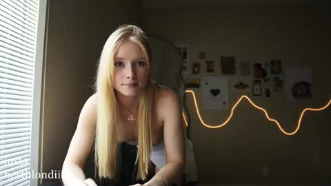 Snapshot of bestblondiiecb chatting on 03-03-25, 08:54 Chloe Next stream on Friday online show from 03-03-25, 08:54