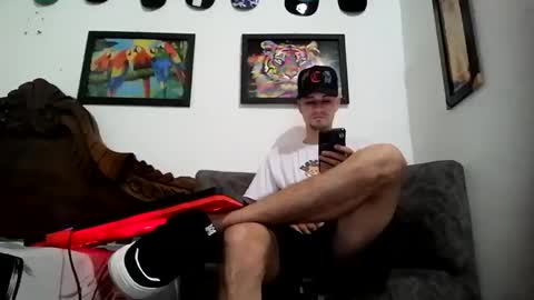Snapshot of bestia_salvaje chatting on 02-18-25, 10:47 Andres online show from 02-18-25, 10:47
