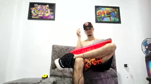 Snapshot of bestia_salvaje chatting on 03-10-25, 10:45 Andres online show from 03-10-25, 10:45
