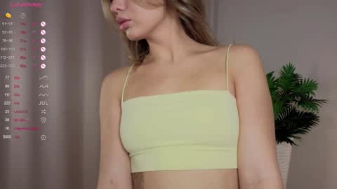 Snapshot of bestie_kiki chatting on 09-30-25, 03:50 Eva online show from 09-30-25, 03:50