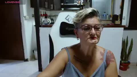 Snapshot of bety_cum3 chatting on 06-25-26, 10:36 bibiana online show from 06-25-26, 10:36