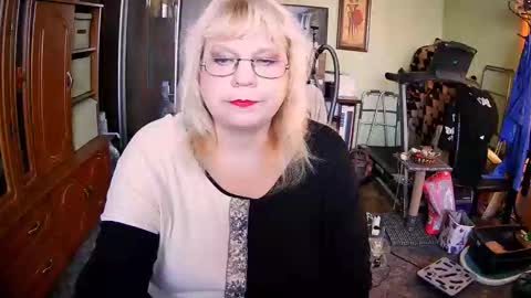 BeverlyQCynia online show from 10-04-25, 11:08