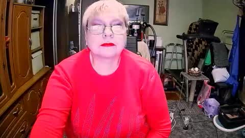 BeverlyQCynia online show from 10-22-25, 01:44