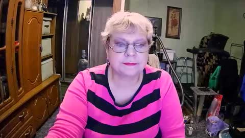 BeverlyQCynia online show from 12-04-25, 12:03